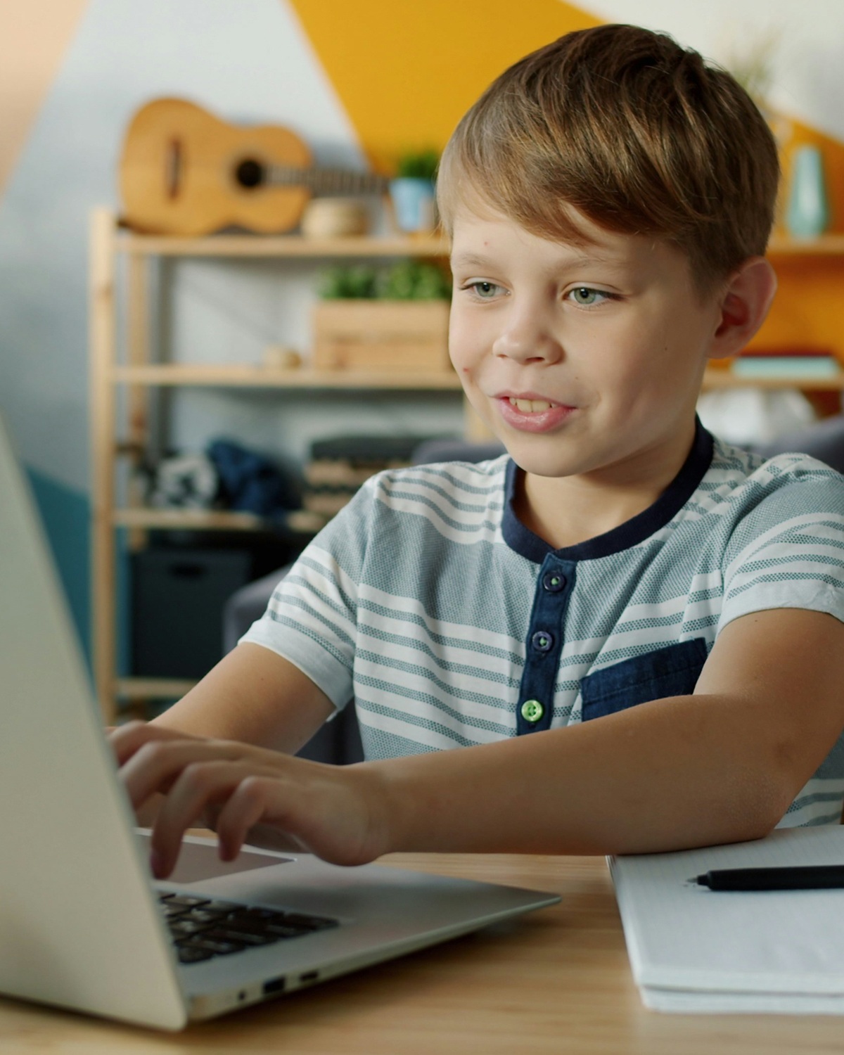 Niño aprendiendo a escribir en el teclado