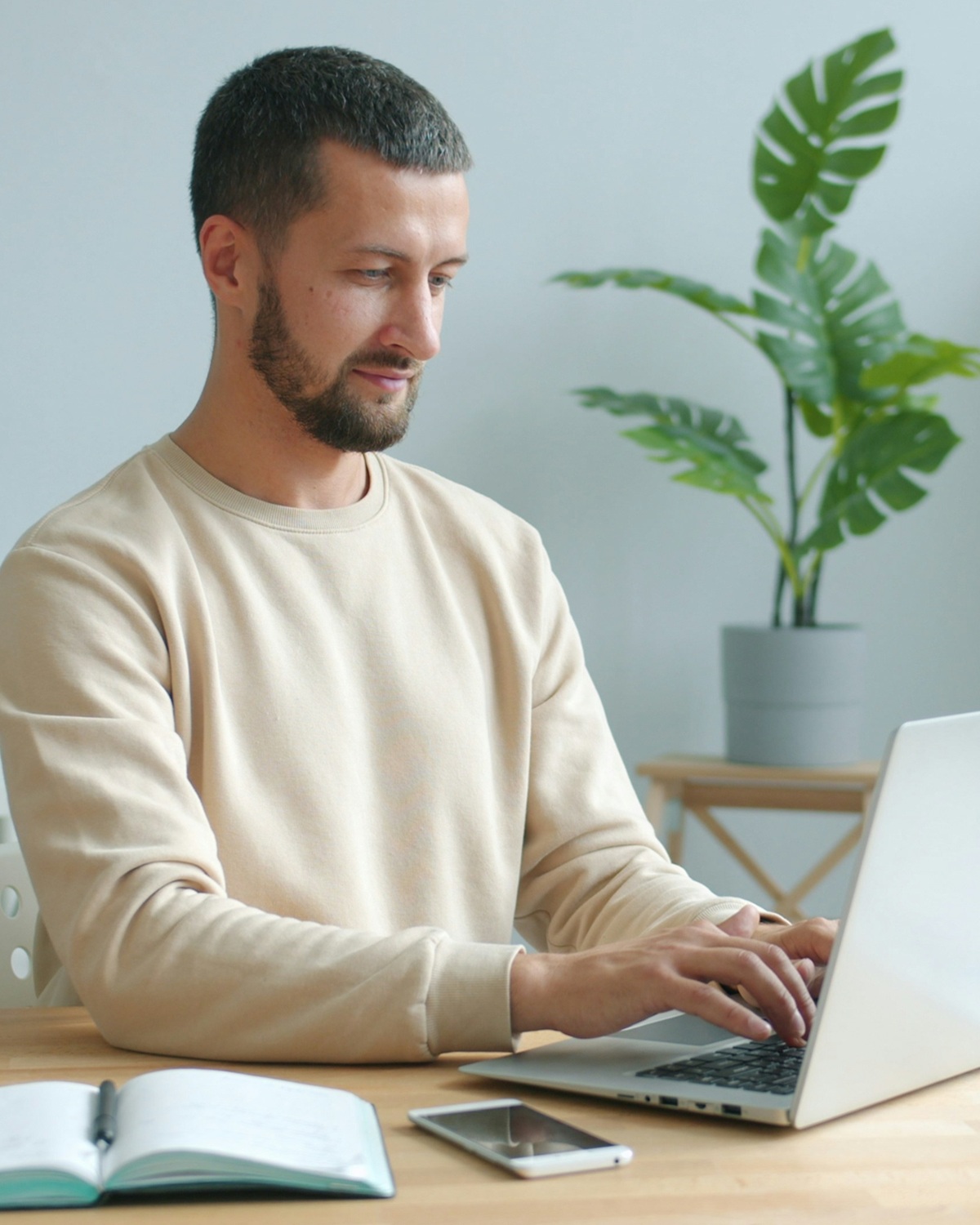 Hombre escribiendo en su portátil en teletrabajo